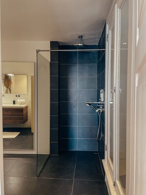 Deluxe Room, Ocean View | Bathroom - BijBlauw Hotel (Willemstad)