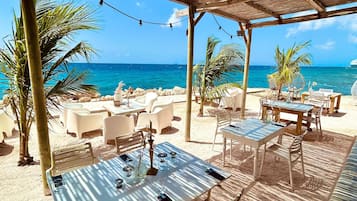Se sirven desayunos, comidas, cenas y cocina fusión con vista al mar