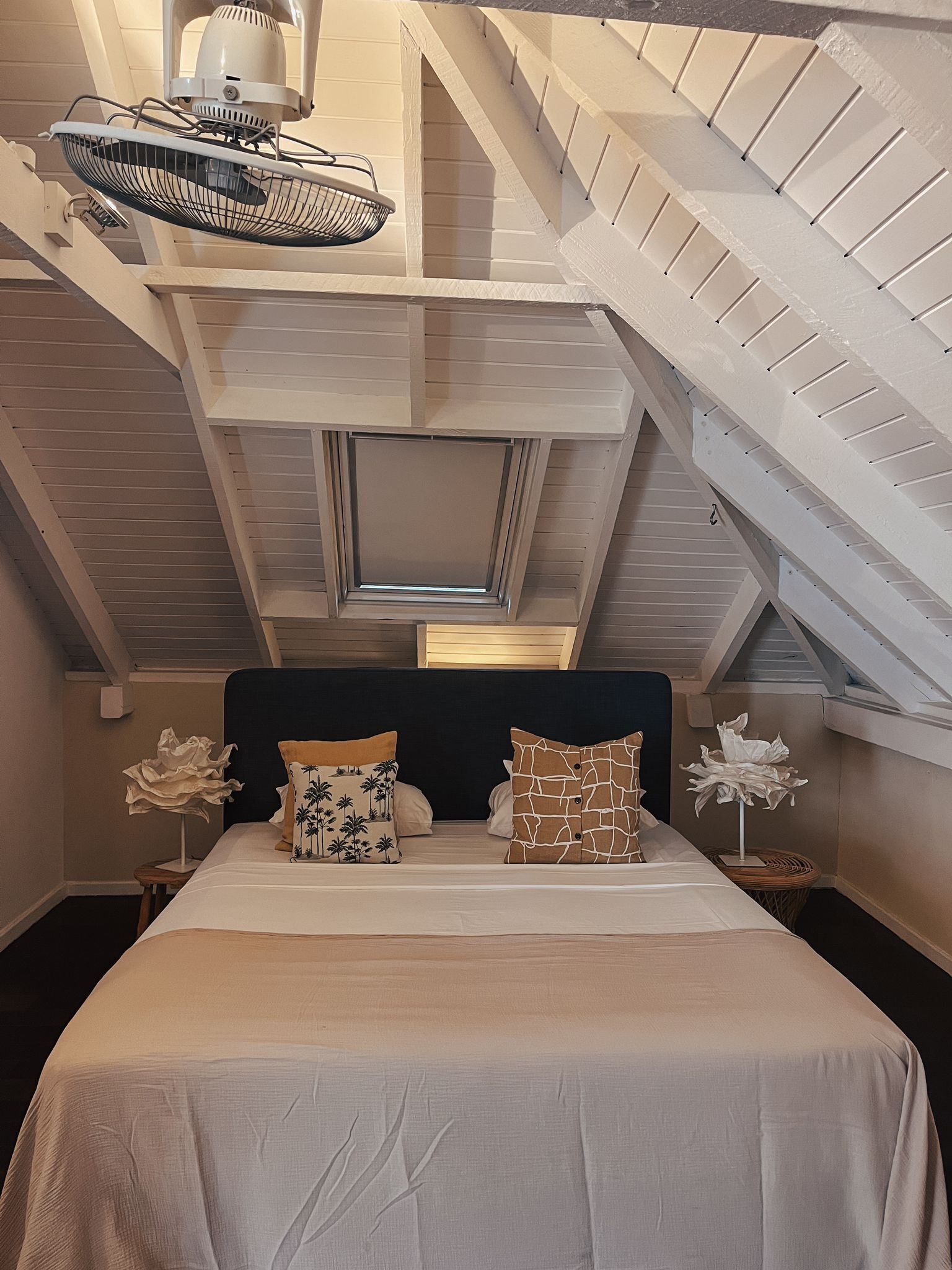 comfort room, partial ocean view | premium bedding, minibar, in-room safe, individually decorated