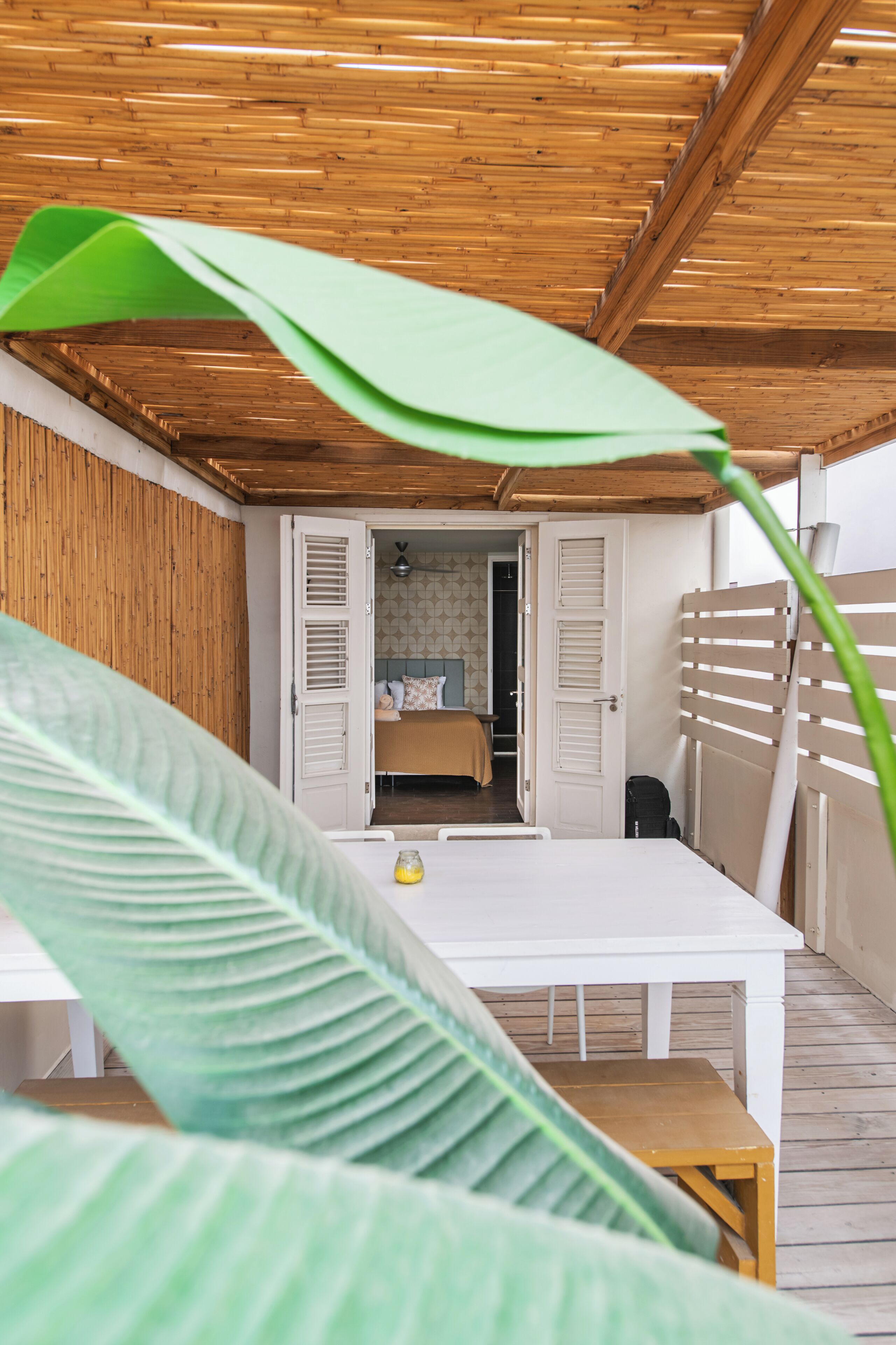 Ein Zimmer mit einem Bett, einem Tisch und einer Bank.