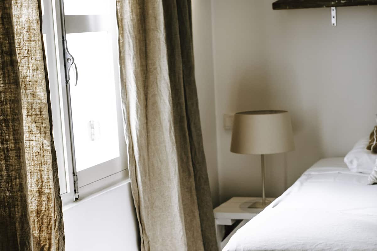 Sengetøy av topp kvalitet, minibar, safe på rommet og blendingsgardiner