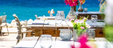 Ontbijt, serveert lunch, diner, fusion-gerechten, uitzicht op de zee