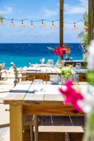 Serveert ontbijt, lunch, diner, fusion-gerechten, zeezicht 