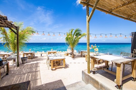 Se sirven desayunos, almuerzos y cenas; cocina fusión; con vista al mar