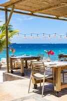 Se sirven desayunos, almuerzos y cocina fusión (con vistas al mar) 