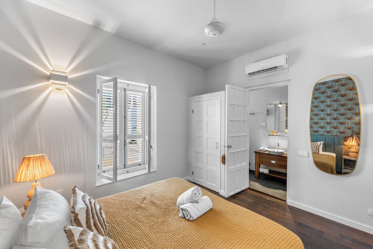 Rom – comfort | Sengetøy av topp kvalitet, minibar, safe på rommet og blendingsgardiner