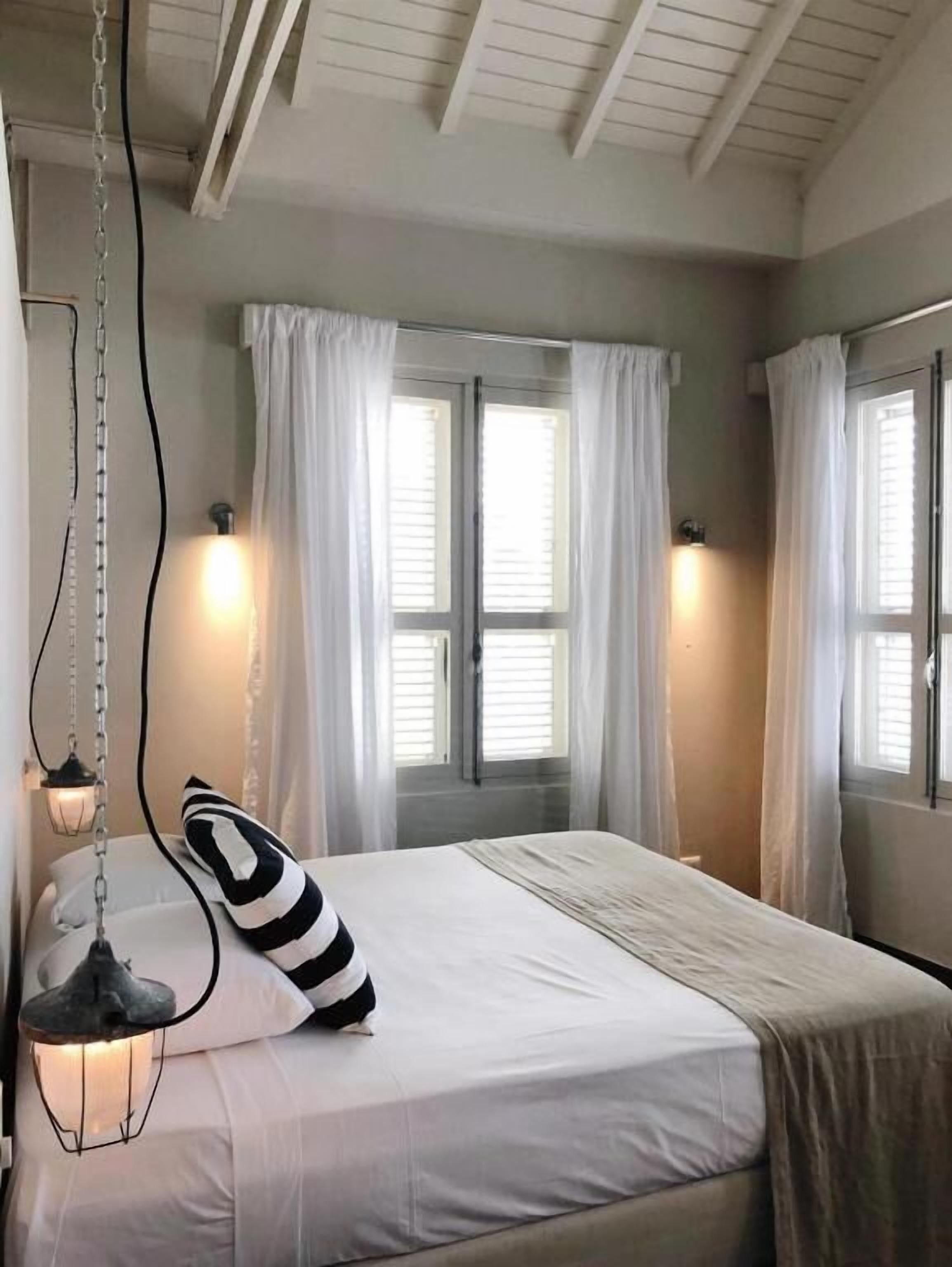 Ropa de cama de alta calidad y minibar 