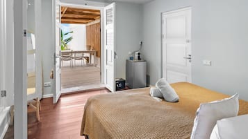 Ein Hotelzimmer mit einem Bett, einem Schreibtisch und Blick ins Freie.