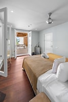 Habitación de hotel con cama, escritorio y vista al exterior.