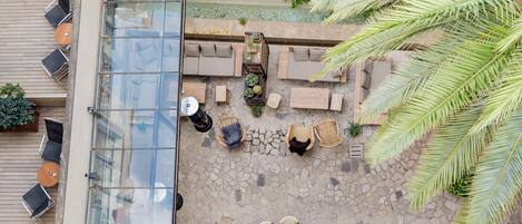 Un espacio al aire libre con patio amoblado, que incluye sofás, sillas y mesas.