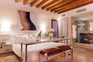 Junior suite | Een kluis op de kamer, individueel gedecoreerd, een bureau, gratis wifi