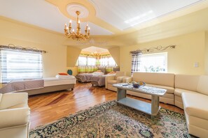 Suite, 1 Schlafzimmer | Zimmersafe, kostenloses WLAN, Bettwäsche