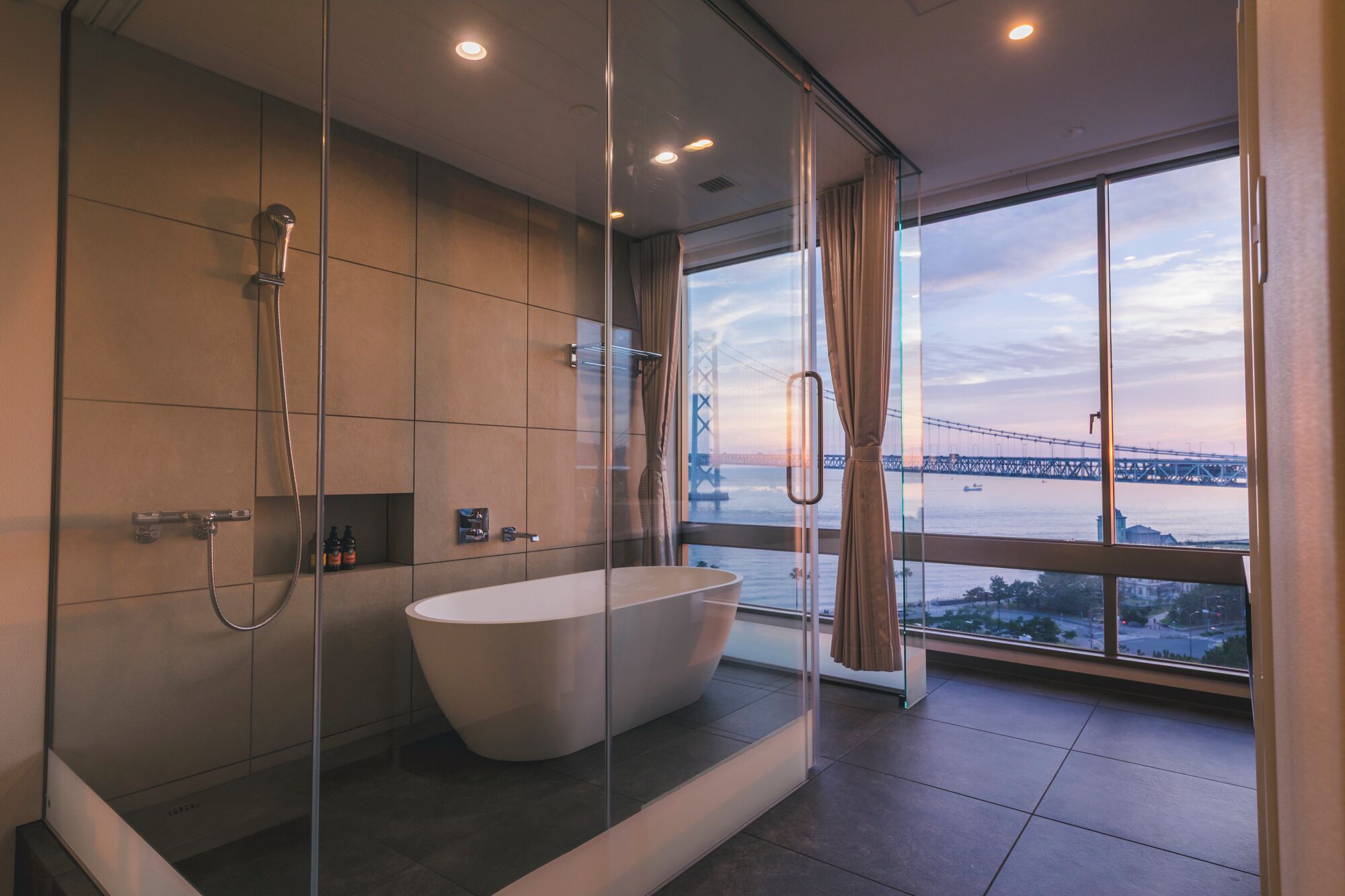 ห้องดีลักซ์ทวิน, ปลอดบุหรี่, วิวทะเล (Top Floor w/ view bath,Annex Building) | ห้องน้ำ | ของใช้ในห้องน้ำฟรี, ไดร์เป่าผม, รองเท้าสวมภายในห้อง, โถสุขภัณฑ์แบบบิเดท์