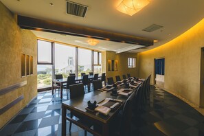Déjeuner et dîner servis sur place, spécialités Cuisine japonaise