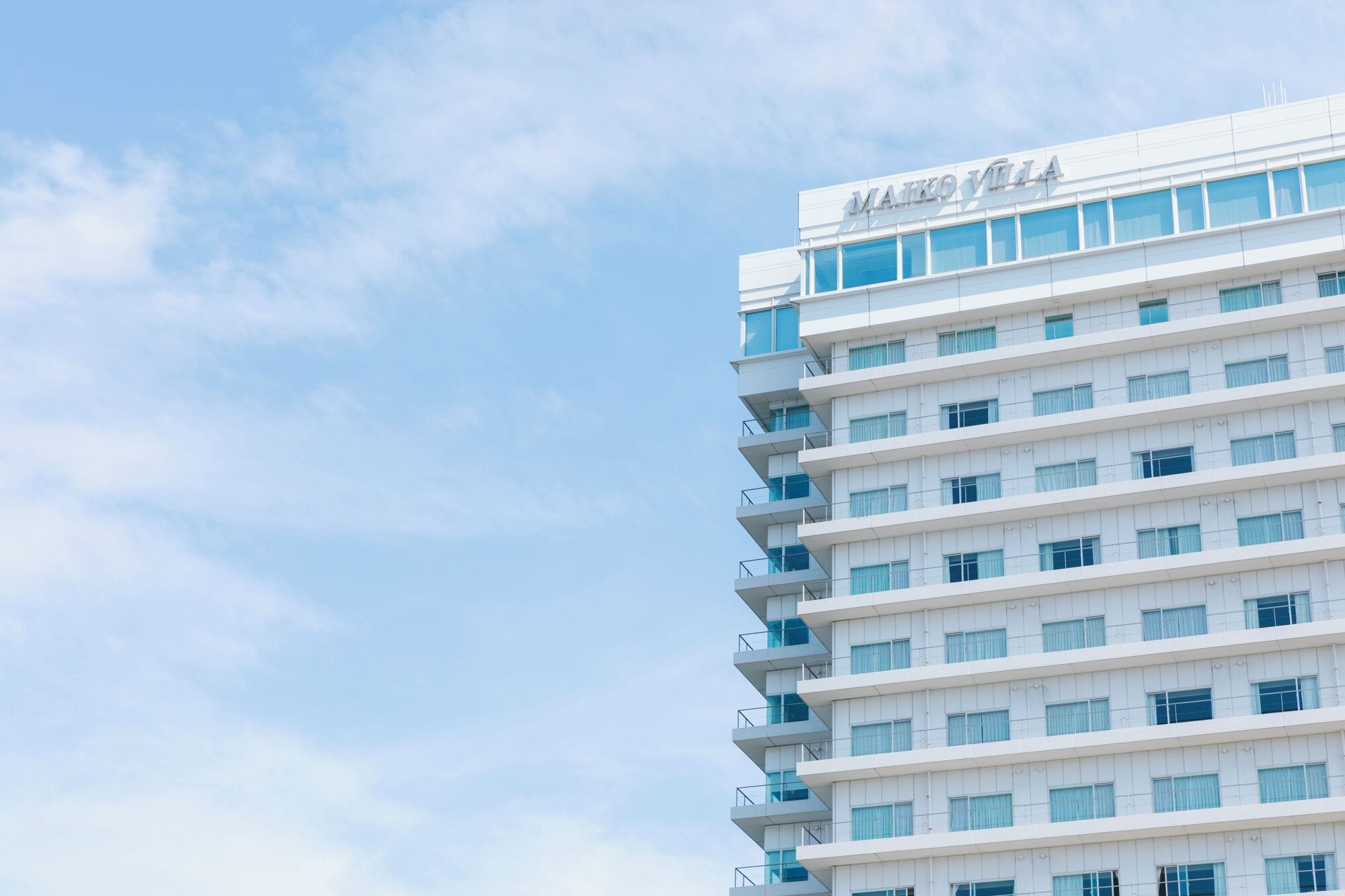 Un edificio de hotel de varios pisos con un diseño moderno, que destaca un nombre en la parte superior.