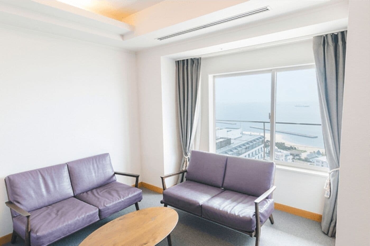 Een bureau, gratis wifi, beddengoed