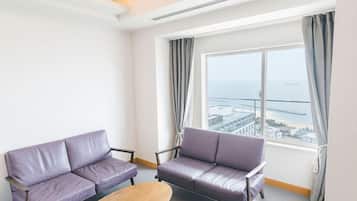 Een bureau, gratis wifi, beddengoed