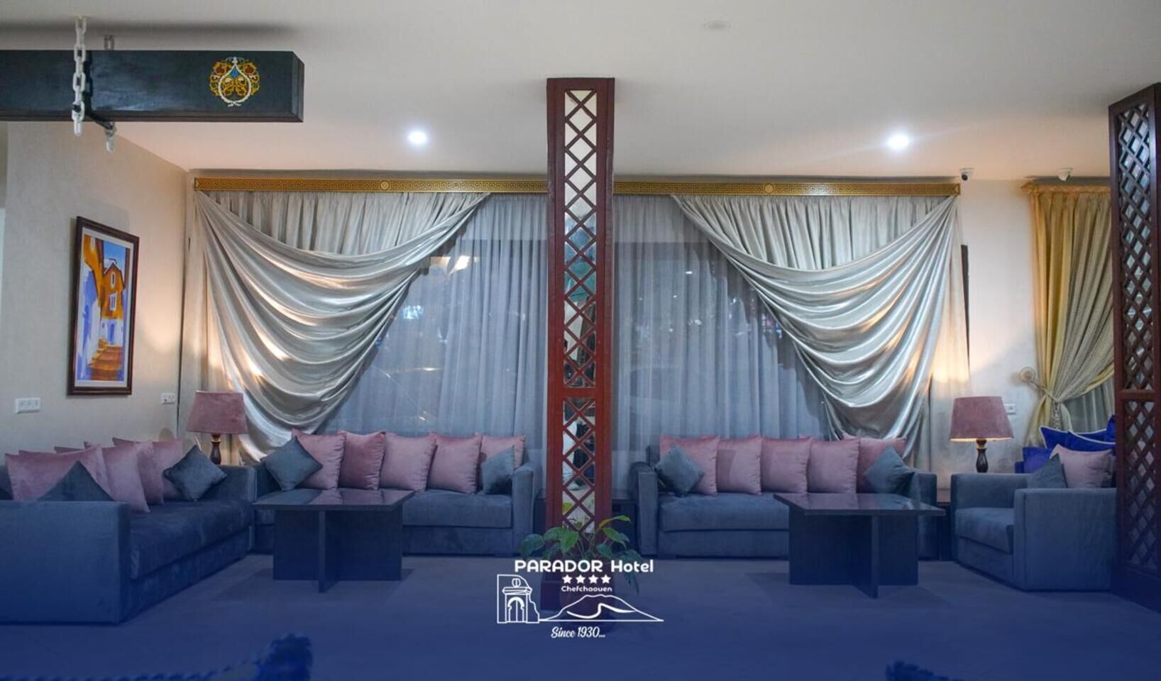 A hotel living room with two sofas, a coffee table, and a decorative pillar.