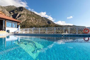 Outdoor pool, open 10:00 AM to 8:00 PM, pool loungers - Hotel Parador (Chefchaouen)
