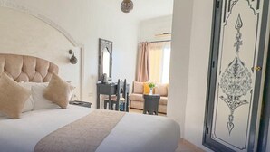 Una habitación de hotel con una cama grande, un escritorio y una silla.