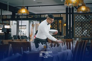 供应早餐、午餐和晚餐，国际美食，泳池景观