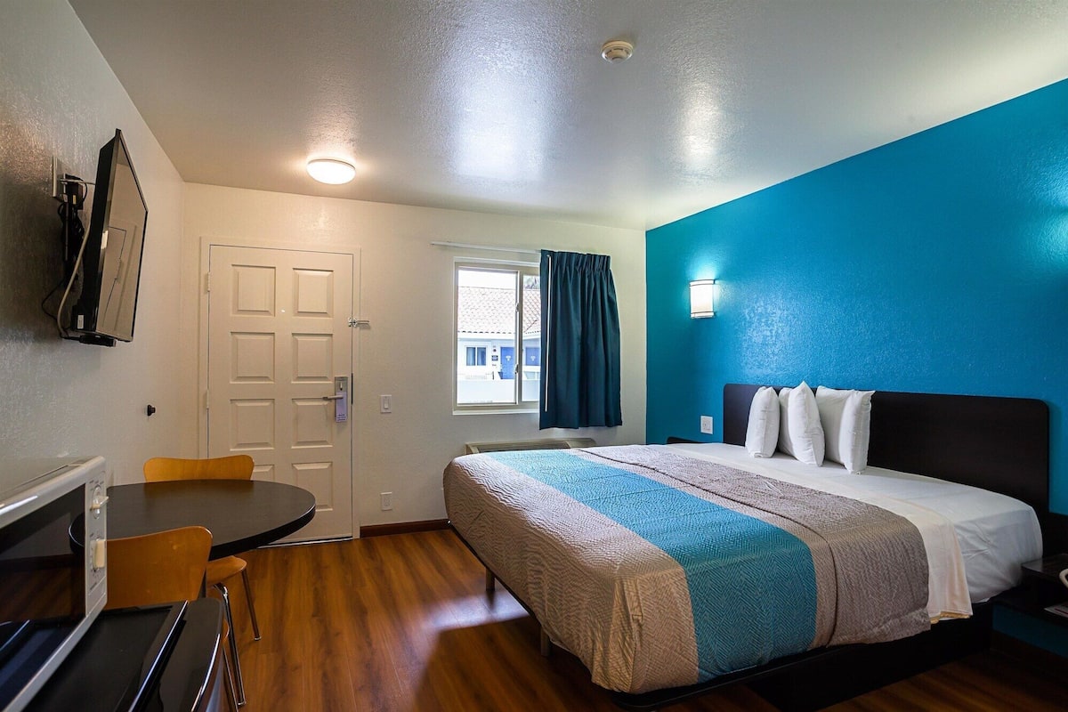 Escritorio, cortinas blackout, wifi gratis y ropa de cama