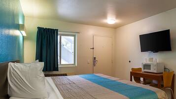 Skrivebord, blendingsgardiner, wi-fi (inkludert) og sengetøy