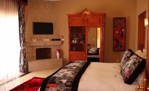Deluxe Double Room | Premium bedding, in-room safe, individually furnished, desk - Hotel Villa San Francisco (Chapala)
