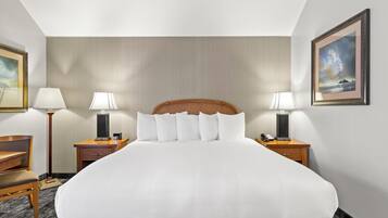 King Standard (No-View) | Hypo-allergenic bedding, desk, laptop workspace, blackout drapes