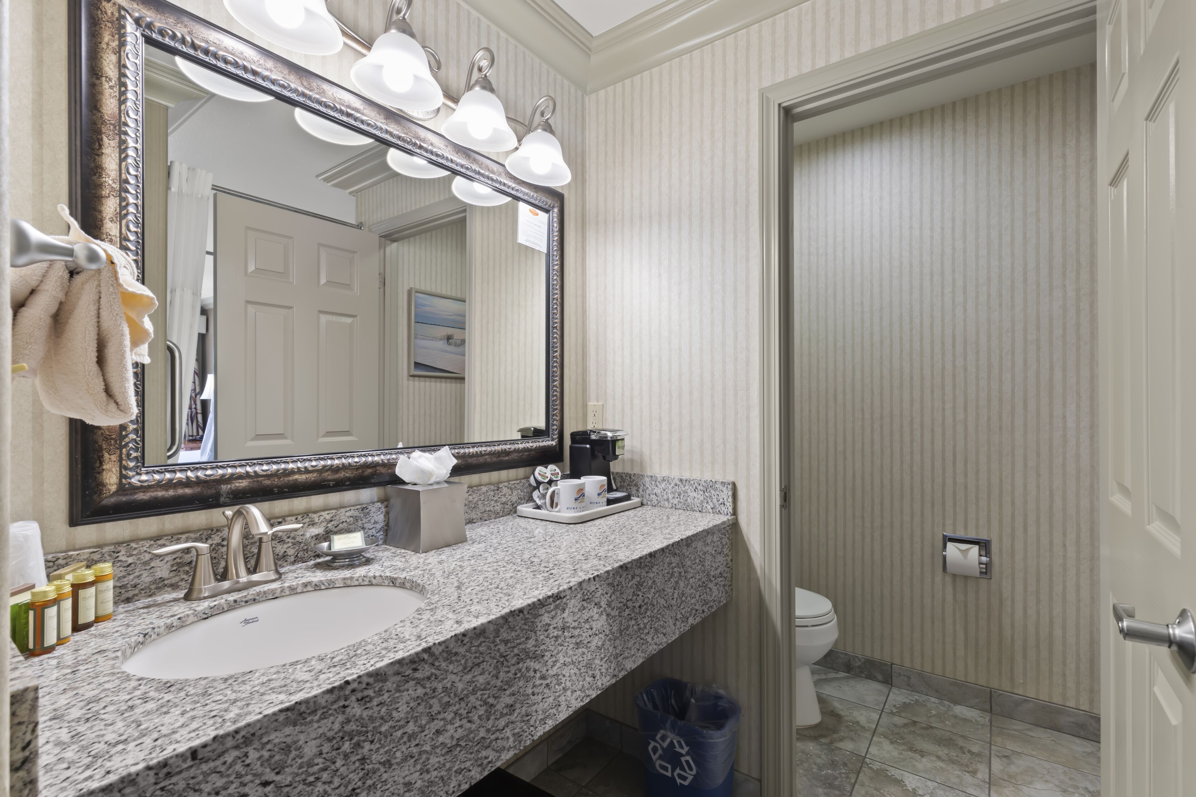 superior room | bathroom | combined shower/bathtub, free toiletries, hair dryer, towels