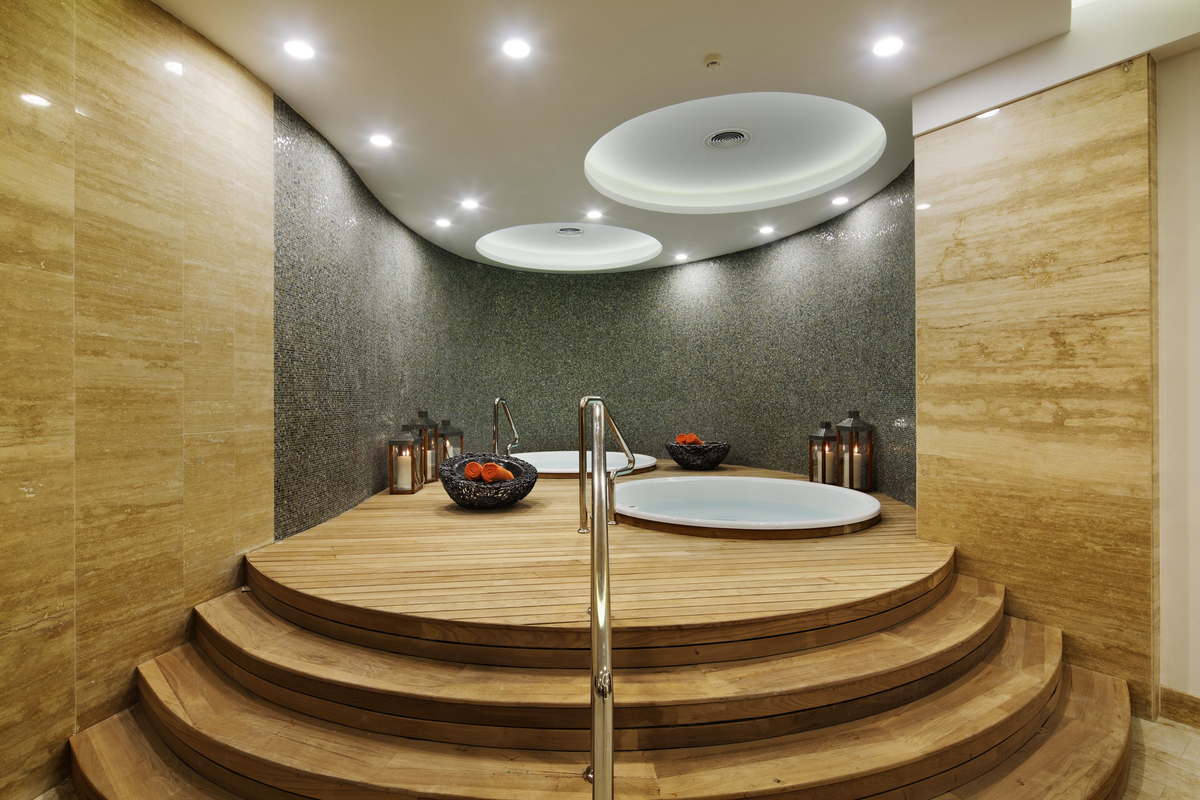 Salas para tratamentos a dois, sauna seca, banheira de hidromassagem