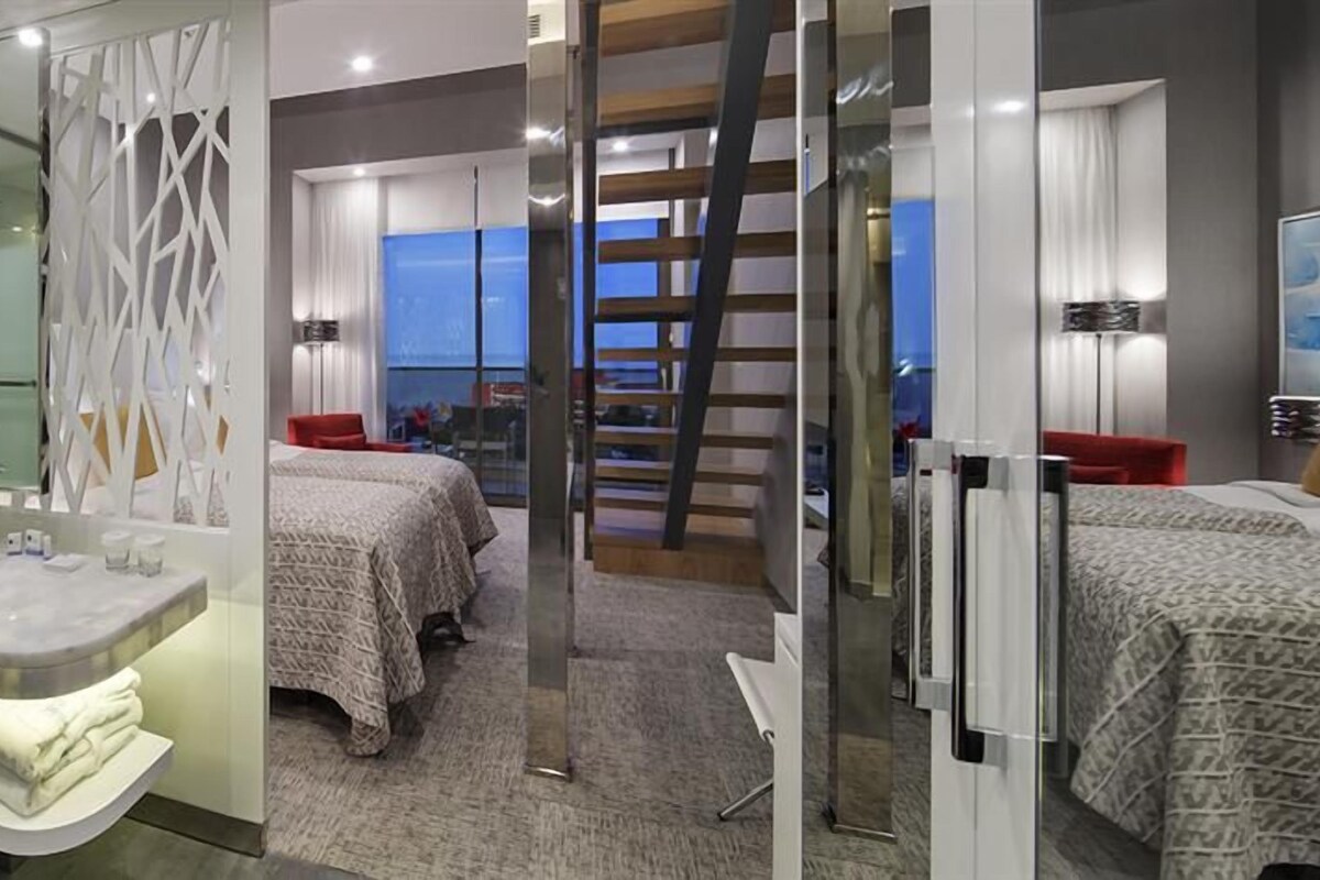 FAMILY ROOM DUPLEX WITH SEA VIEW