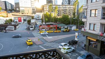 Junior-Suite, 1 Schlafzimmer, Stadtblick | Blick auf die Straße
