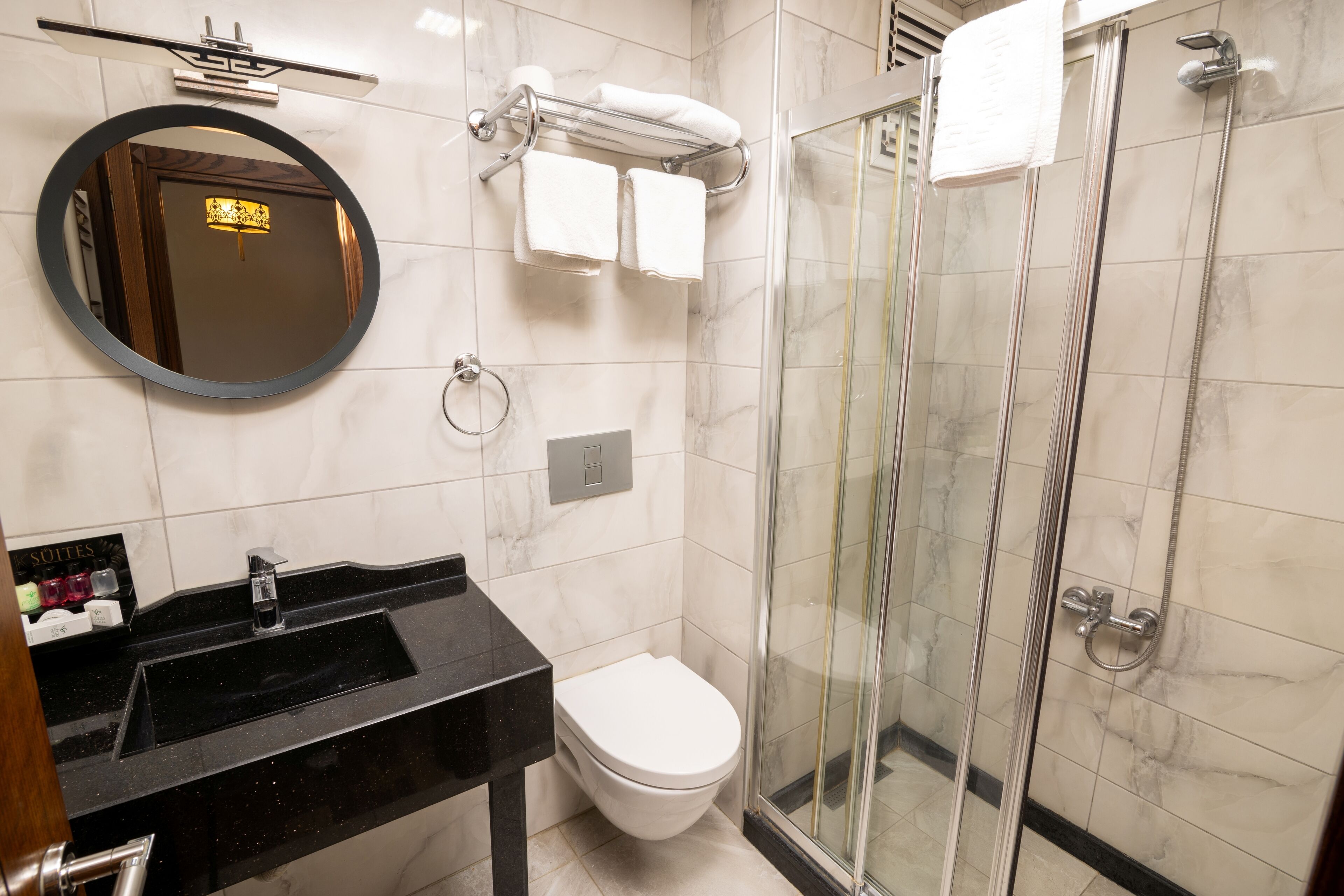 Habitación Deluxe | Baño | Ducha, artículos de higiene personal gratuitos y secador de pelo