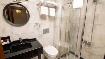 Habitación Deluxe | Baño | Ducha, artículos de higiene personal gratuitos y secador de pelo