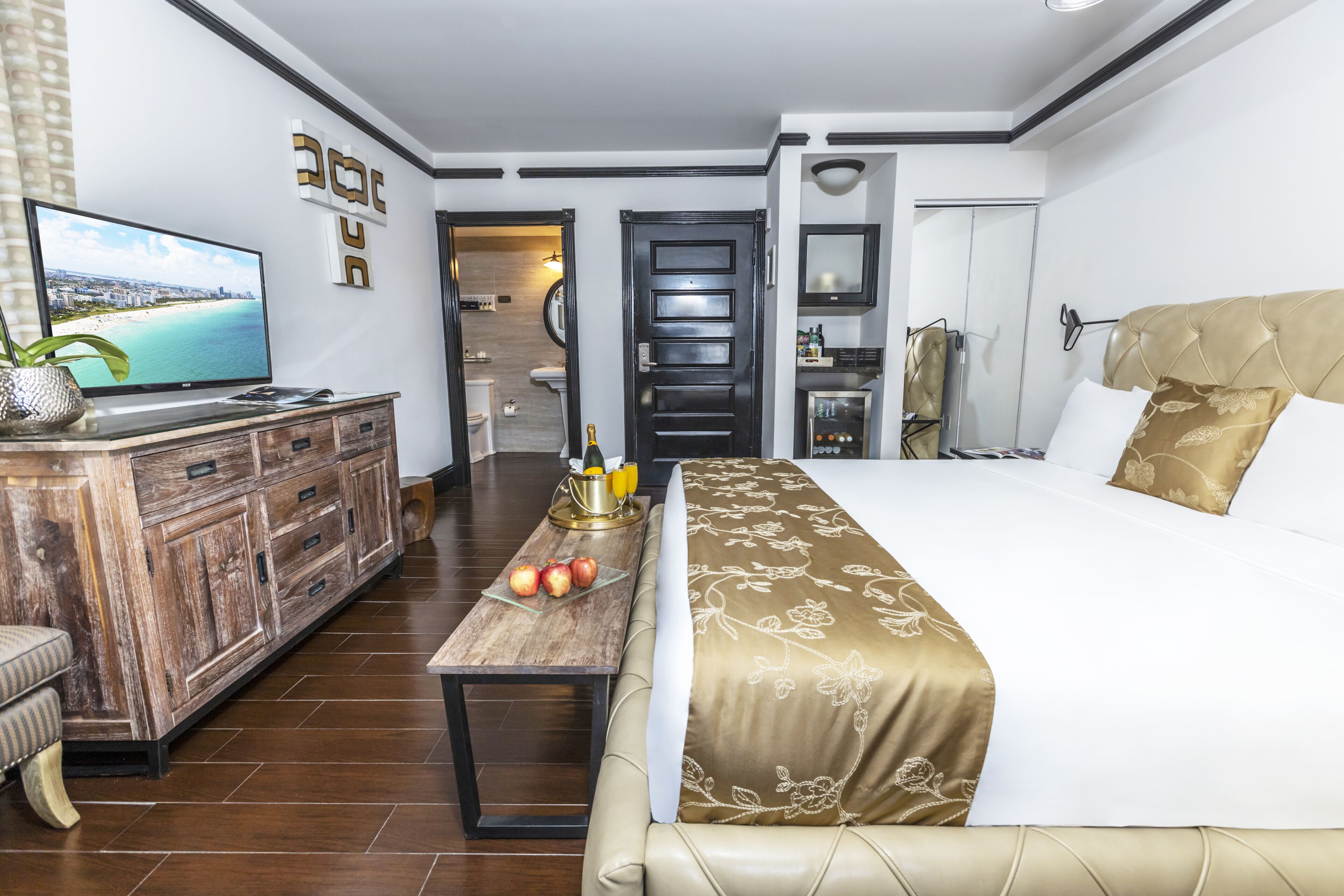 1 bedroom, egyptian cotton sheets, premium bedding, memory-foam beds