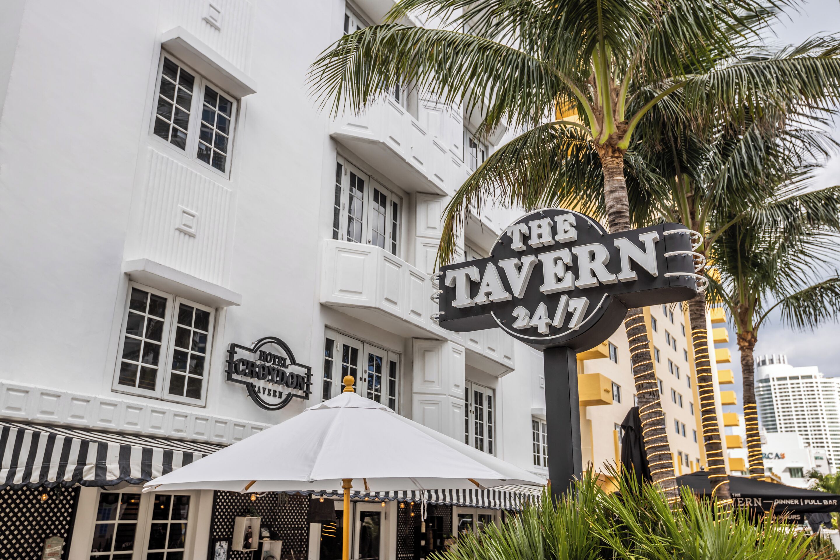 حيث تُقدم وجبات الإفطار، الغداء، العشاء، الأطباق الأمريكية