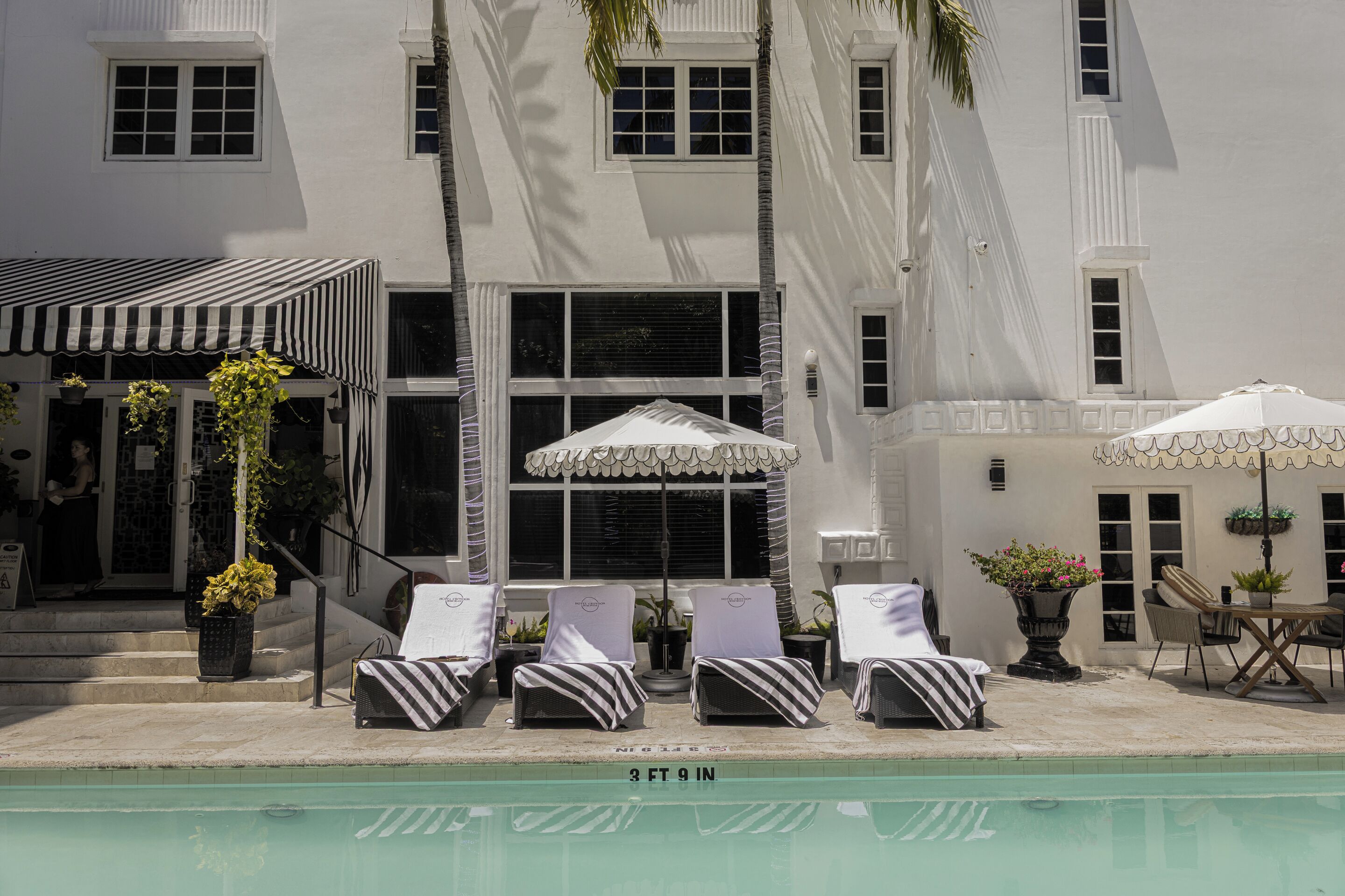 Außenpool, Sonnenschirme, Liegestühle