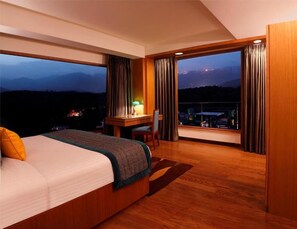 Premium bedding, minibar, in-room safe, desk - Lemon Tree Hotel, Dehradun (Dehradun)