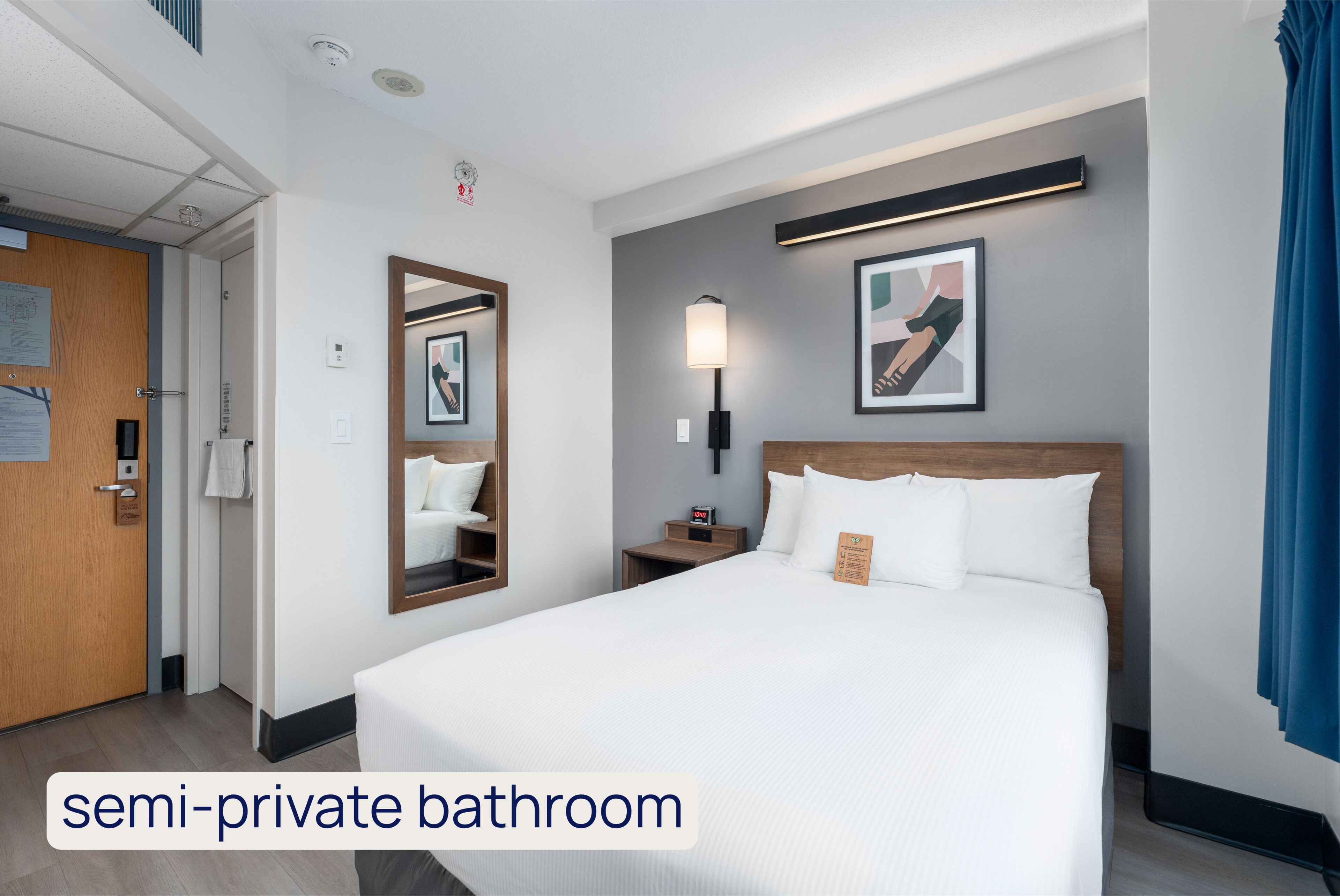 Chambre, 1 lit double, non-fumeurs, salle de bains commune (Semi Private Bathroom) | Coffres-forts dans les chambres, bureau