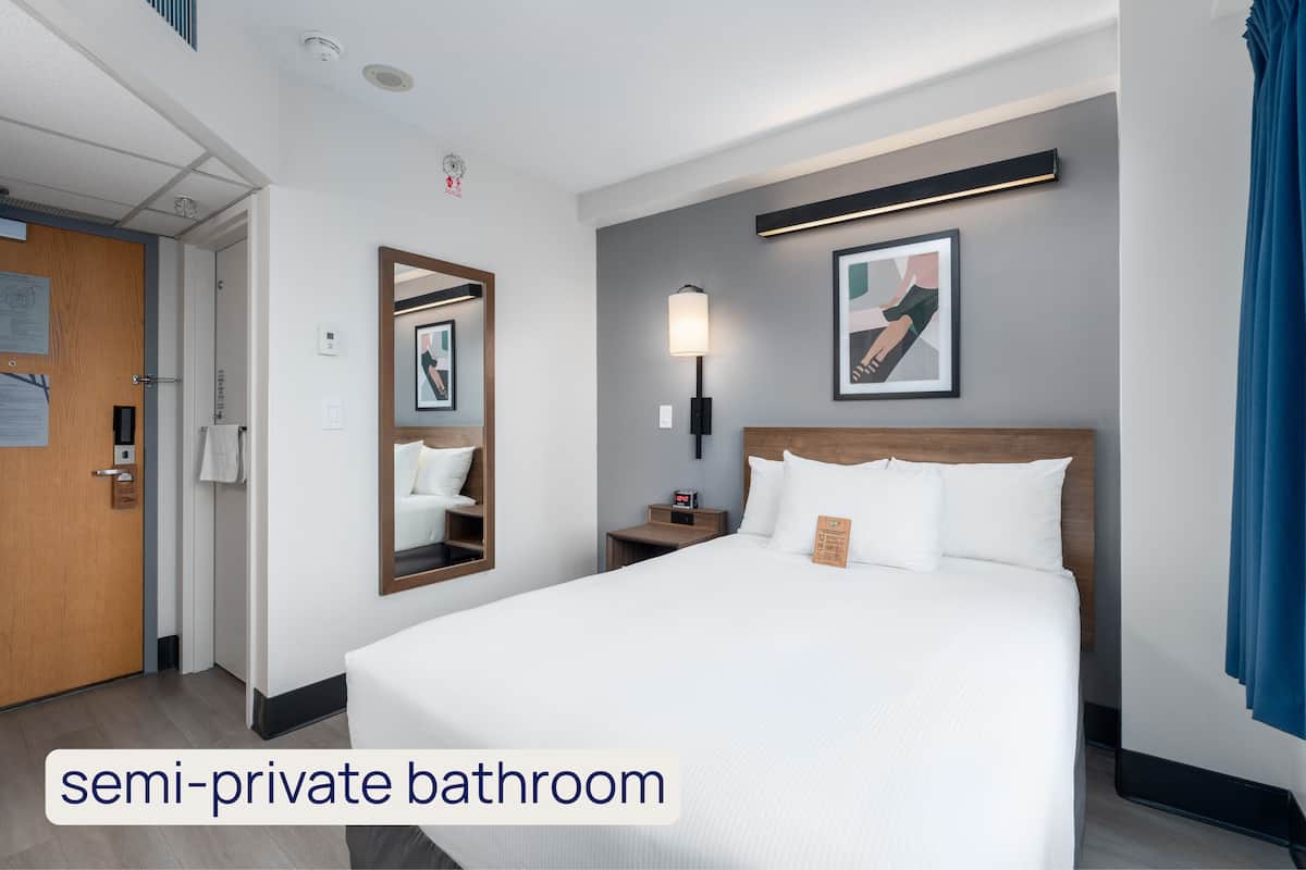 Chambre, 1 lit double, non-fumeurs, salle de bains commune (Semi Private Bathroom) | Coffres-forts dans les chambres, bureau