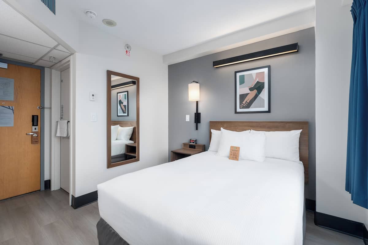 Quarto, 1 cama de casal, banheiro compartilhado | 1 quarto, cofres nos quartos, escrivaninha