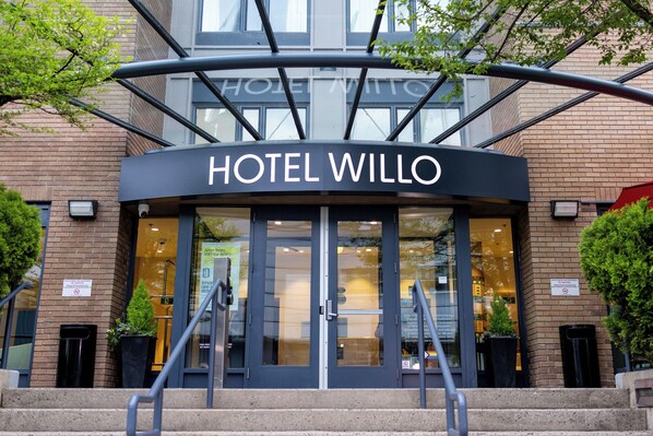 Front of property - Hotel Willo (formerly YWCA Hotel Vancouver) (Vancouver)