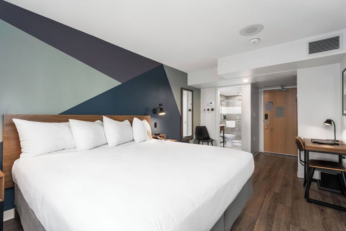 Chambre supérieure, 1 très grand lit, non-fumeur, salle de bain attenante | Coffre-fort, bureau, espace de travail pour ordinateurs portables