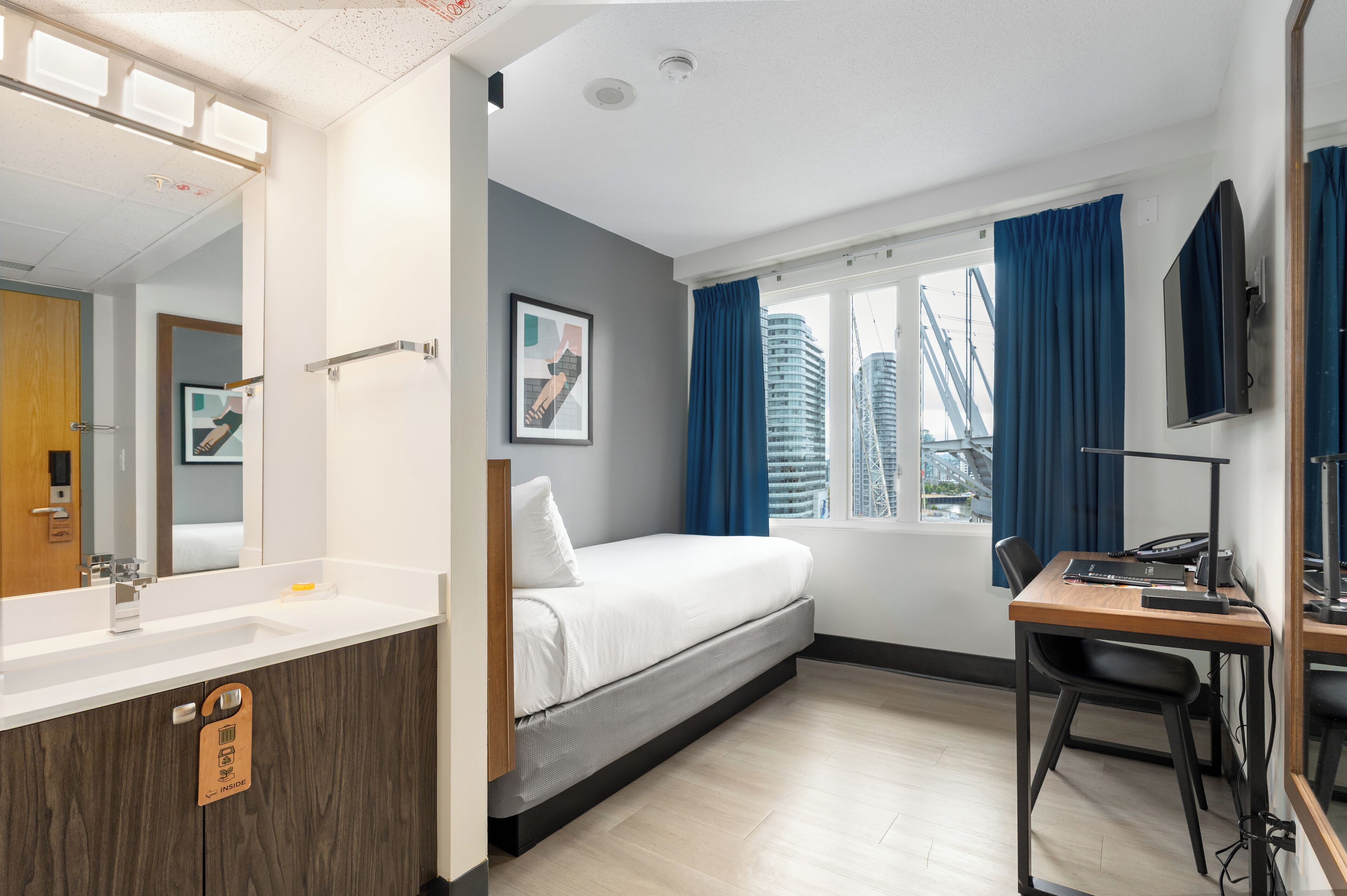 room, 1 single bed, shared bathroom | 1 bedroom, in-room safe, desk, laptop workspace