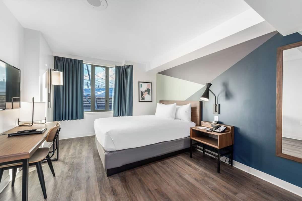 Habitació superior, 1 llit de matrimoni gran, bany privat | 1 dormitori, caixa forta a l'habitació i escriptori