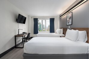 Quarto, 2 camas de solteiro, banheiro compartilhado (Hallway Bathroom) | Cofres nos quartos, escrivaninha, espaço de trabalho para notebook