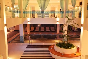 사우나, 온수 욕조, 스팀룸, 전신 트리트먼트, 수치료, 핫스톤 마사지