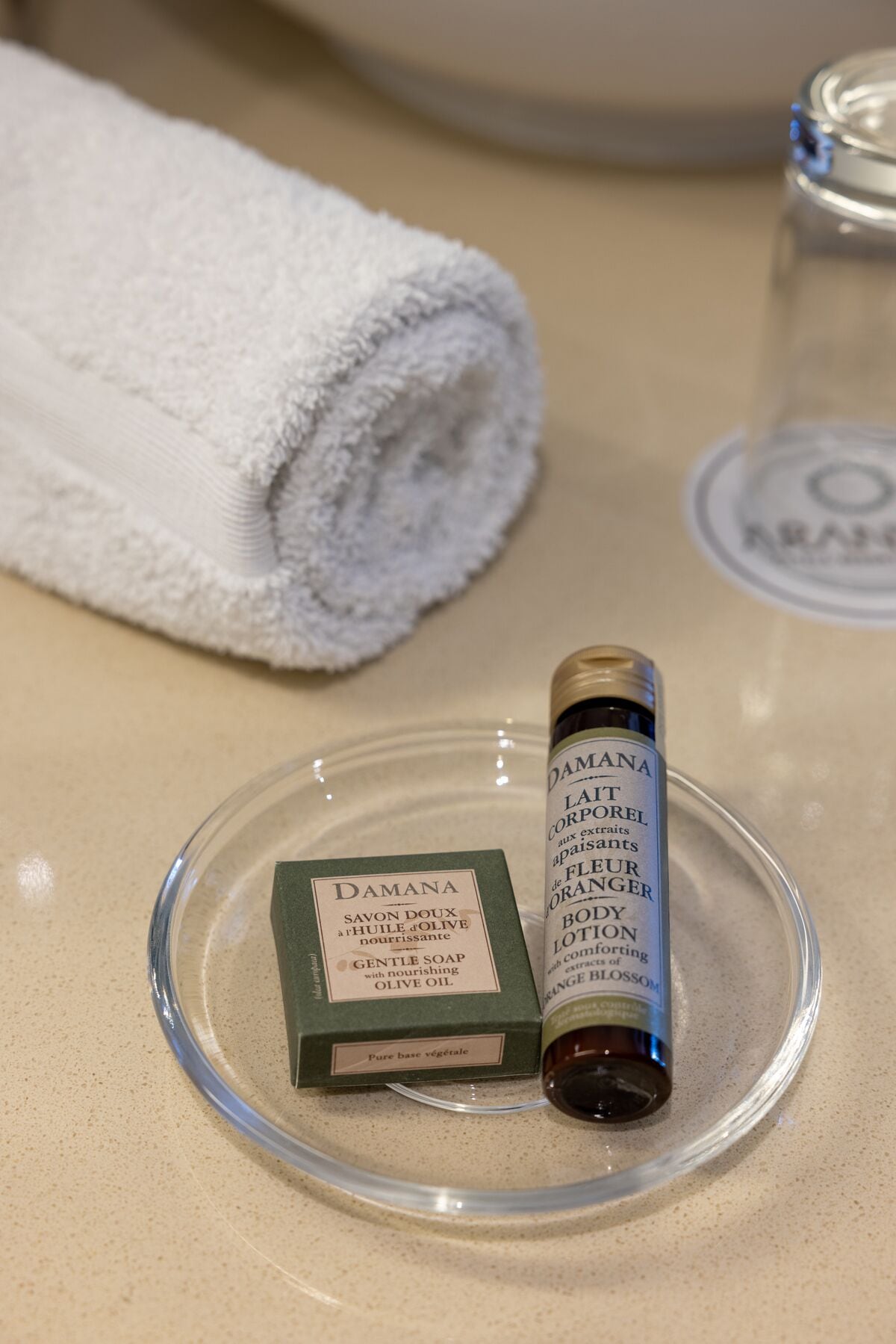 combined shower/bathtub, hair dryer, towels