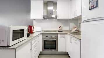 Apartament, 2 dormitoris | Cuina privada | Frigorífic gran, microones, forn i placa de cuina